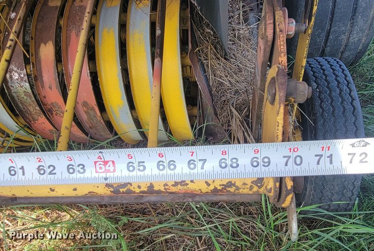 image for item KS9179 (2) New Holland 660 round baler