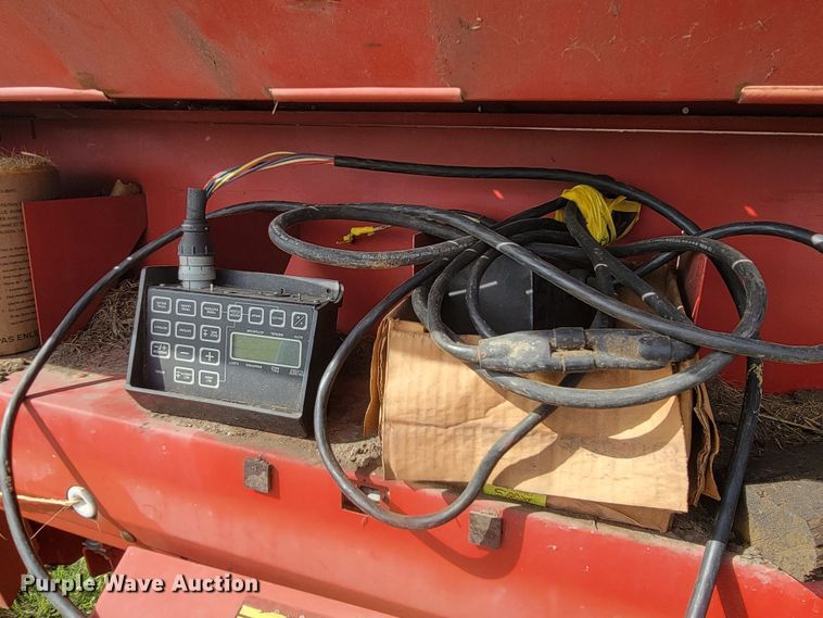 image for item KS9179 (2) New Holland 660 round baler