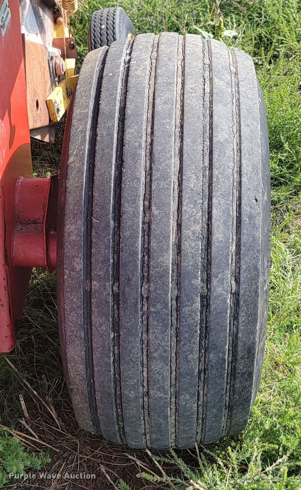 image for item KS9179 (2) New Holland 660 round baler