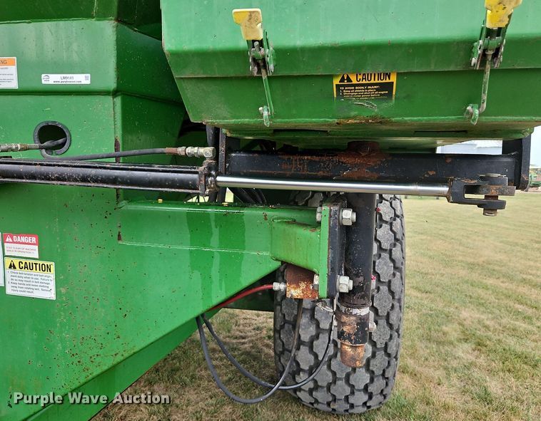 image for item LM9141 UFT 4765  grain cart