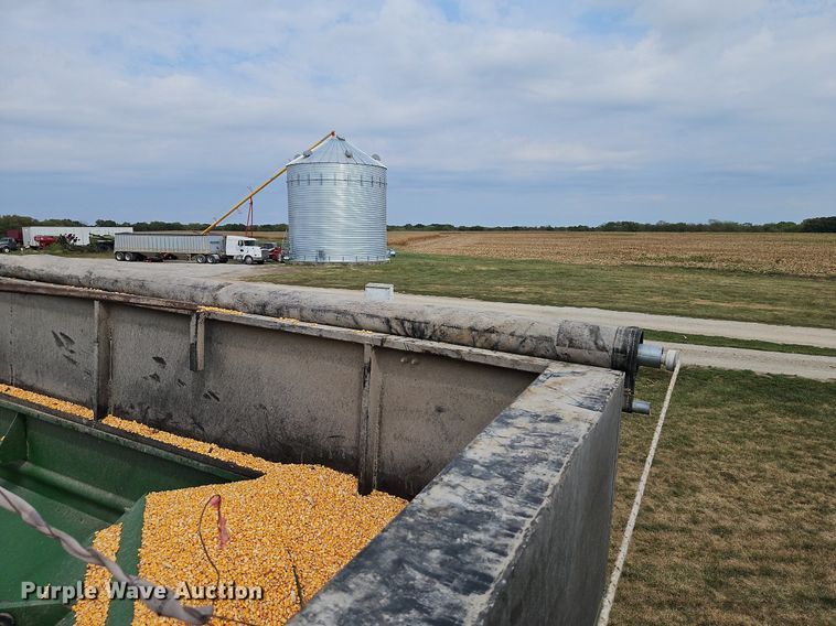 image for item LM9141 UFT 4765  grain cart