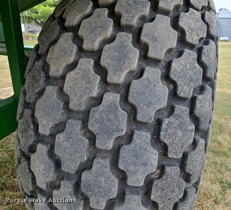 image for item LM9141 UFT 4765  grain cart