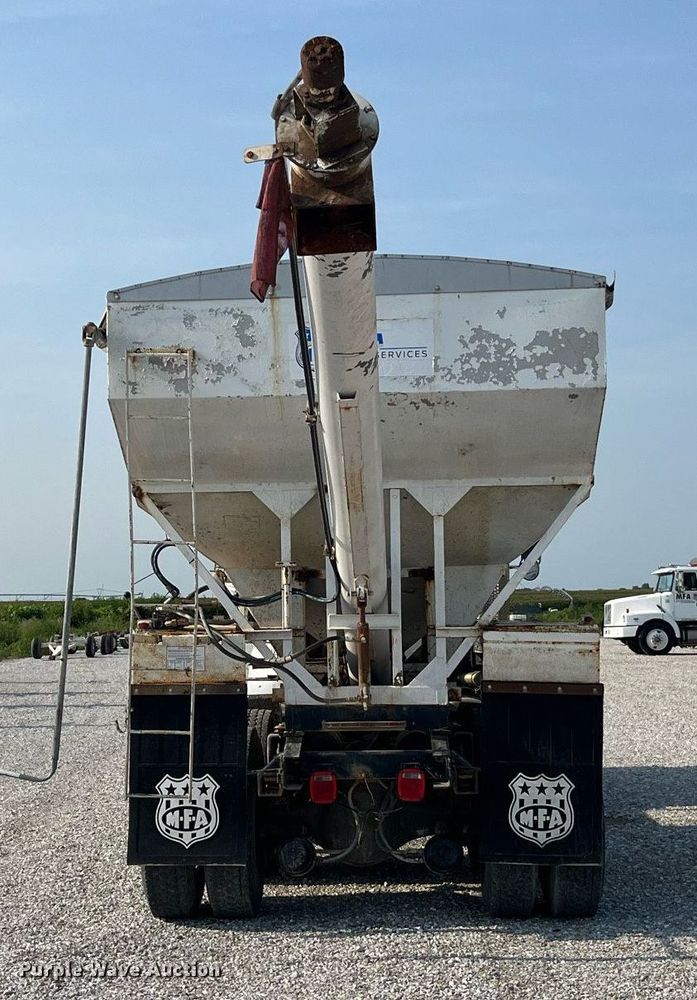 image for item MG9428 1992 Freightliner FLD  fertilizer delivery truck