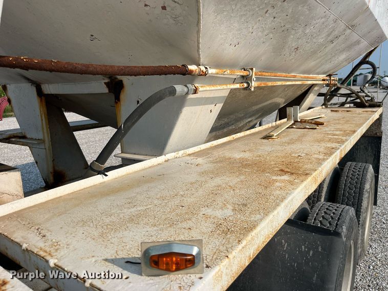 image for item MG9428 1992 Freightliner FLD  fertilizer delivery truck