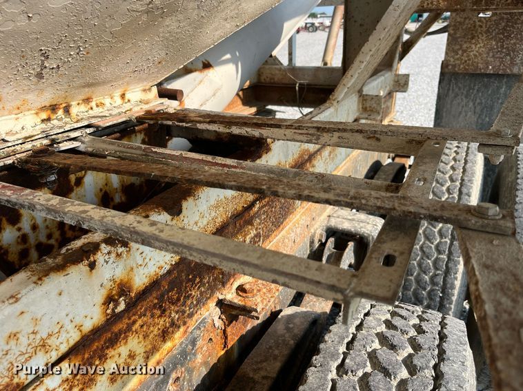 image for item MG9428 1992 Freightliner FLD  fertilizer delivery truck