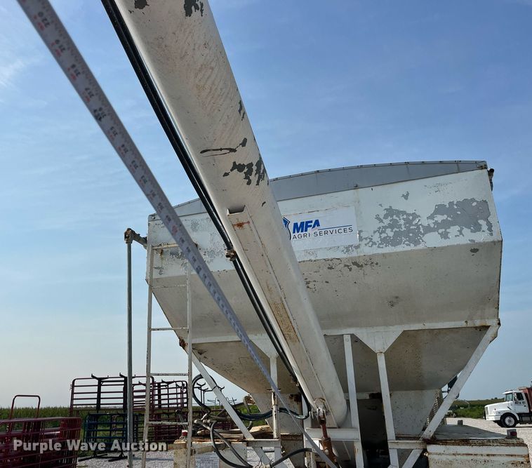 image for item MG9428 1992 Freightliner FLD  fertilizer delivery truck