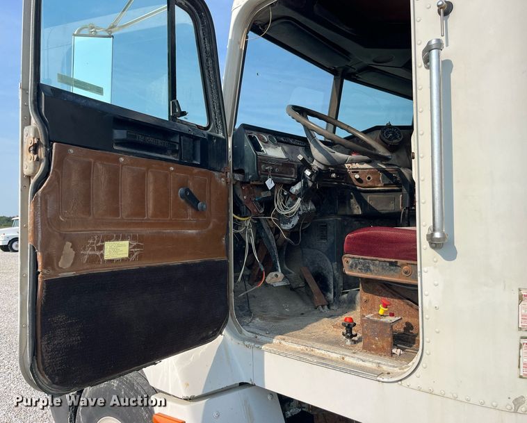 image for item MG9428 1992 Freightliner FLD  fertilizer delivery truck