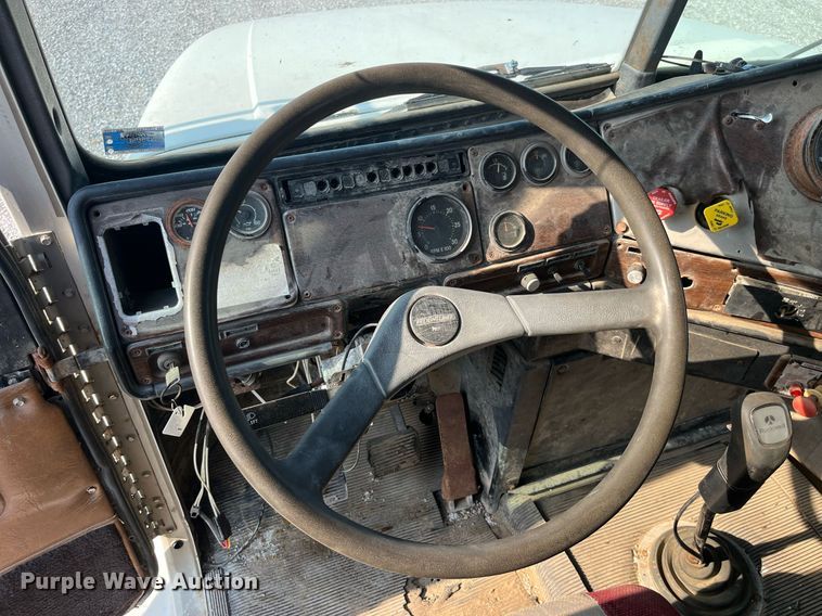 image for item MG9428 1992 Freightliner FLD  fertilizer delivery truck