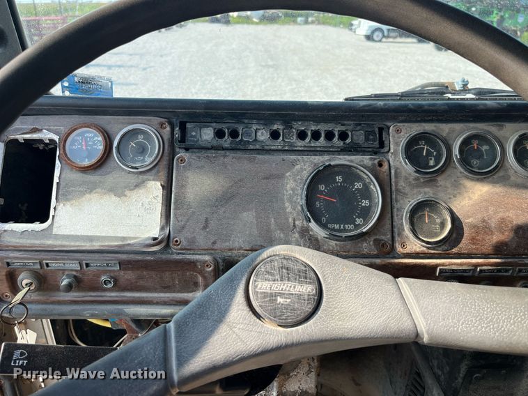 image for item MG9428 1992 Freightliner FLD  fertilizer delivery truck