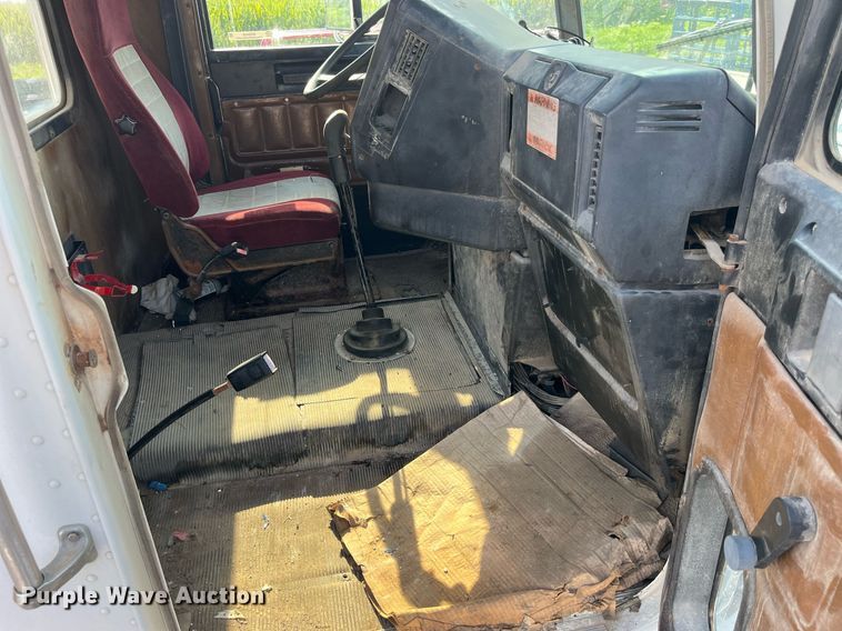 image for item MG9428 1992 Freightliner FLD  fertilizer delivery truck