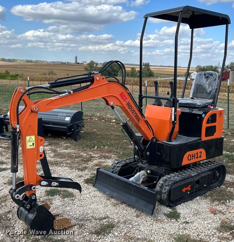 image for item MO9056 2023 AGT QH12  mini excavator