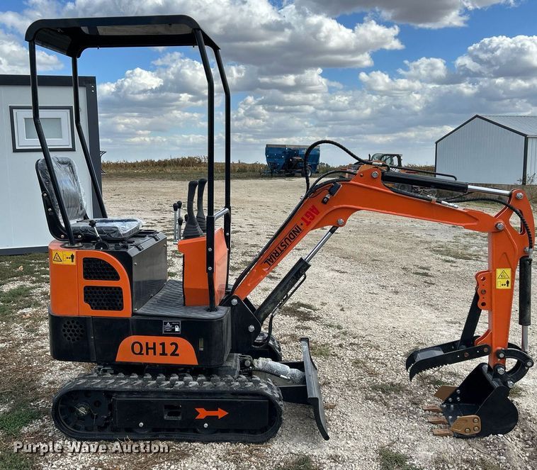 image for item MO9056 2023 AGT QH12  mini excavator