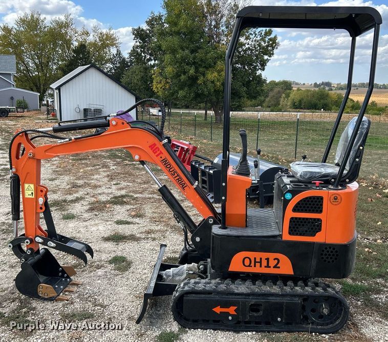 image for item MO9056 2023 AGT QH12  mini excavator