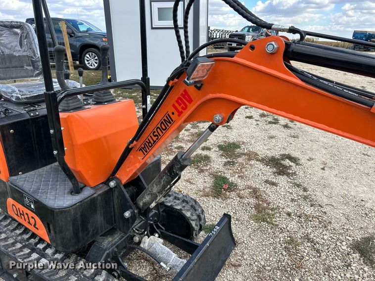 image for item MO9056 2023 AGT QH12  mini excavator