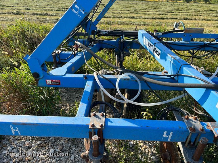 image for item NA9199 DMI Nutri-Placr 4300  anhydrous ammonia applicator