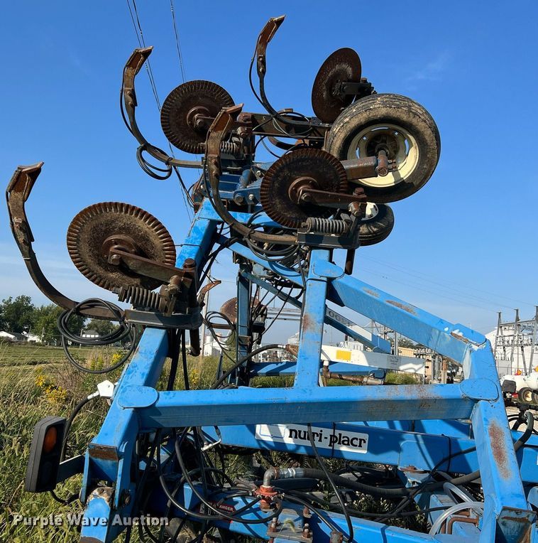 image for item NA9199 DMI Nutri-Placr 4300  anhydrous ammonia applicator