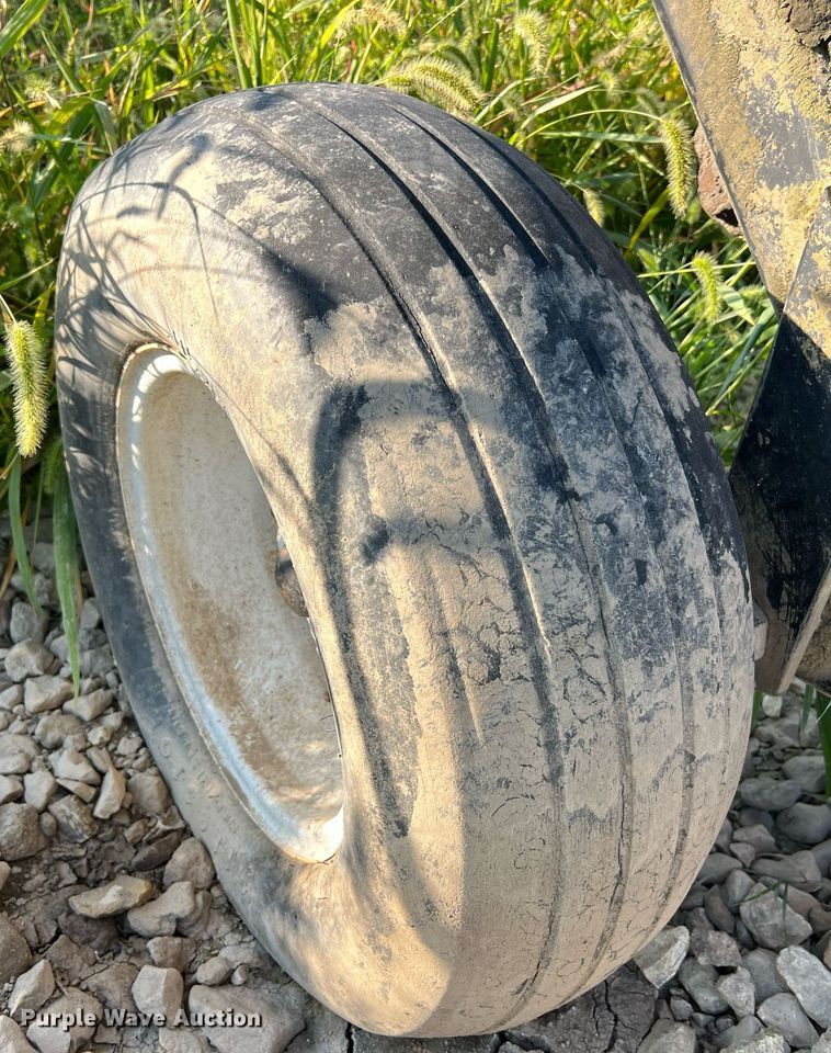 image for item NA9199 DMI Nutri-Placr 4300  anhydrous ammonia applicator