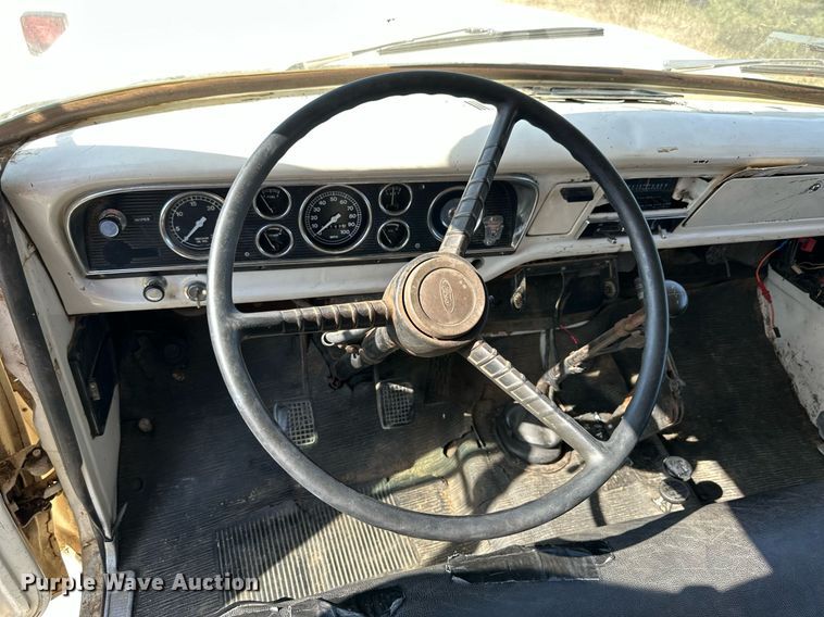 image for item NP9446 1975 Ford  grain truck