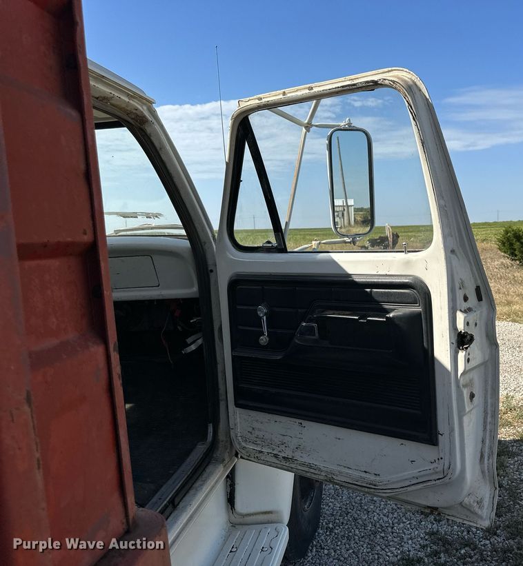 image for item NP9446 1975 Ford  grain truck