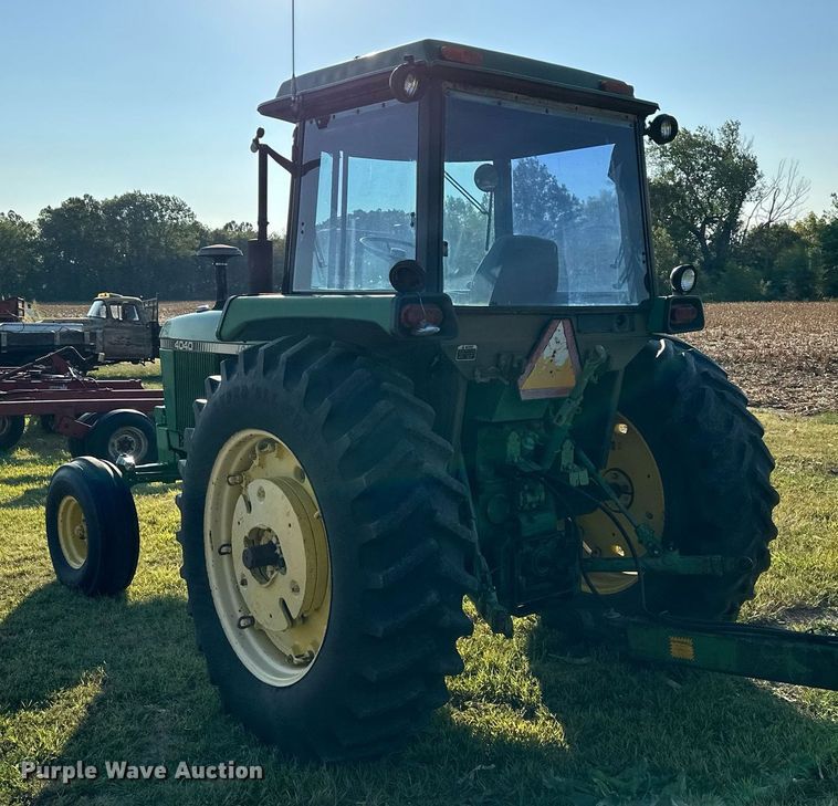 image for item NP9562 1981 John Deere 4040  tractor