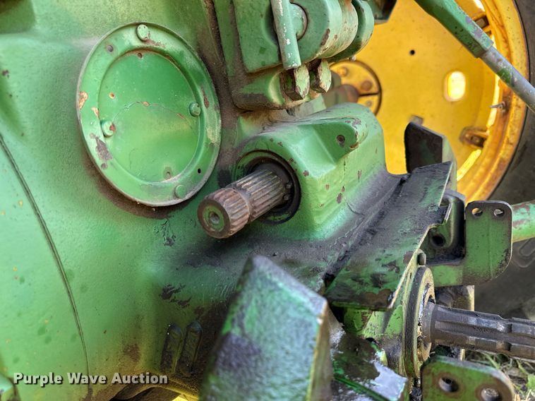 image for item NP9562 1981 John Deere 4040  tractor