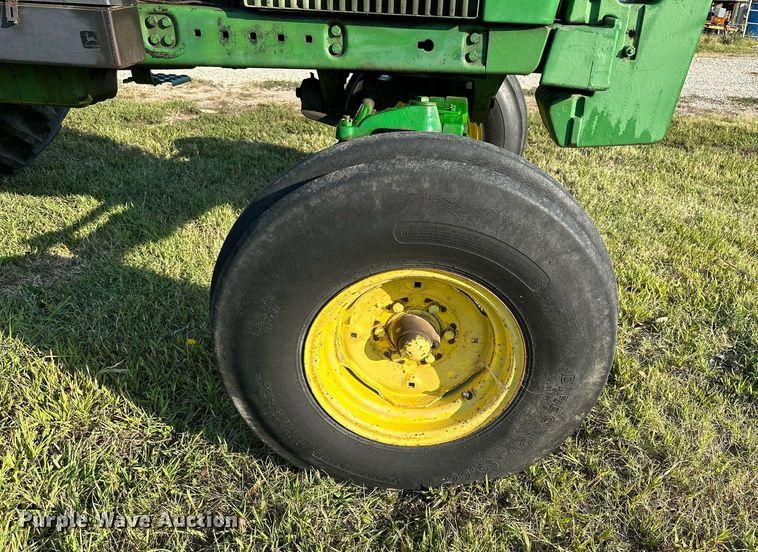 image for item NP9562 1981 John Deere 4040  tractor