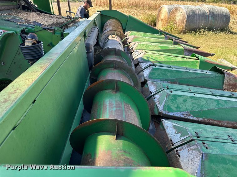 image for item NP9652 John Deere 853  all-crop head