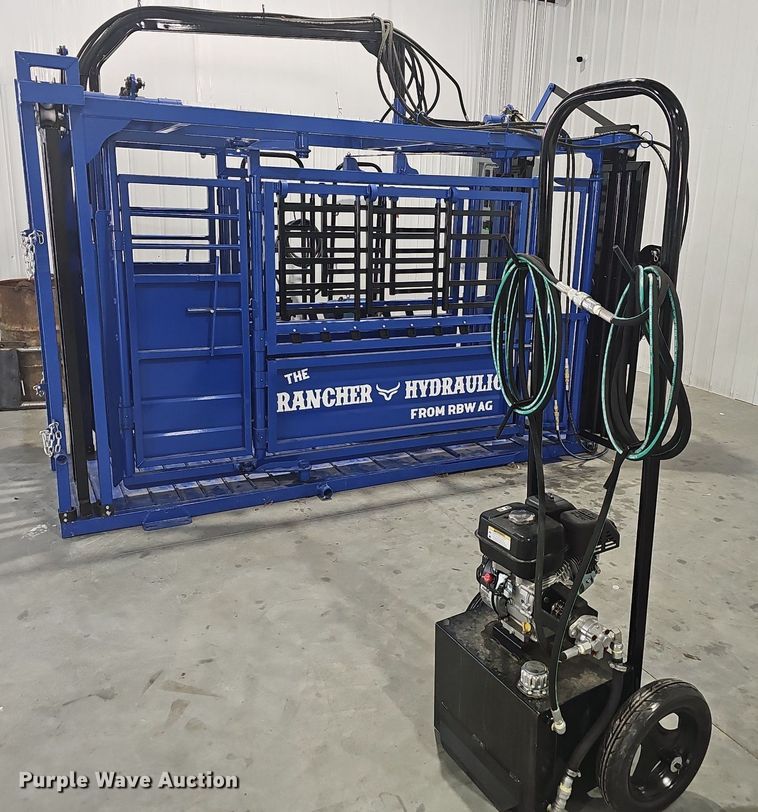 image for item OG9437 The Rancher Hydraulic  squeeze chute