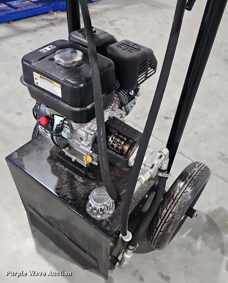 image for item OG9437 The Rancher Hydraulic  squeeze chute