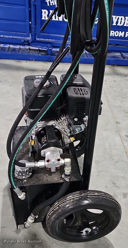 image for item OG9437 The Rancher Hydraulic  squeeze chute