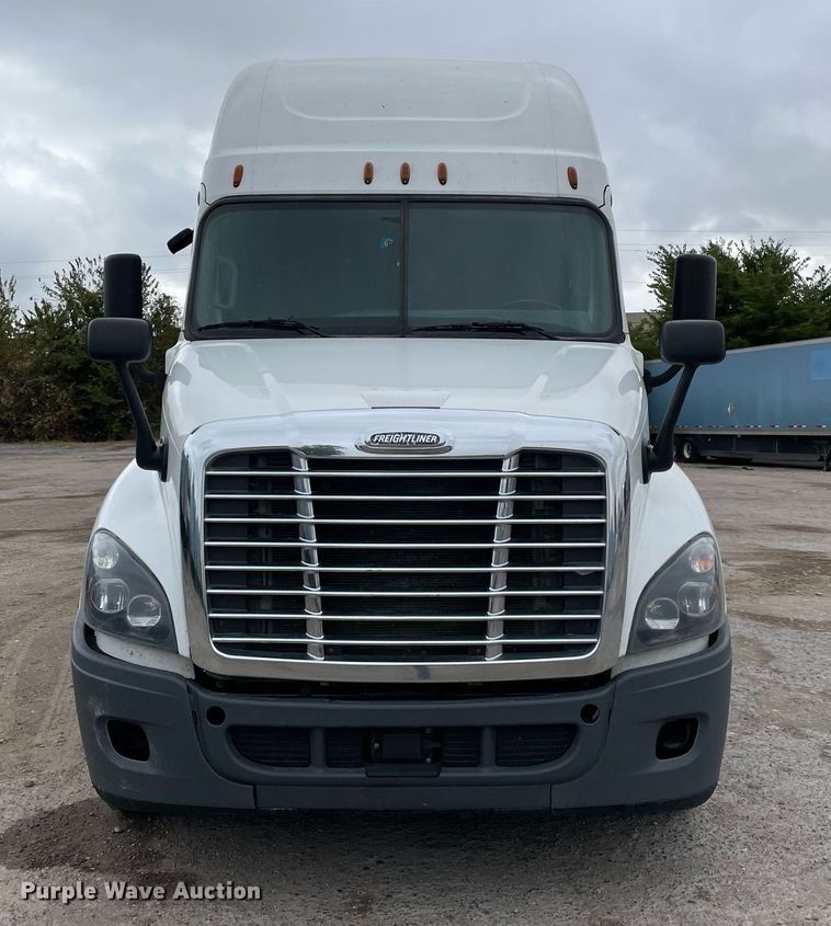 image for item NY9868 2018 Freighliner Cascadia 125  semi truck