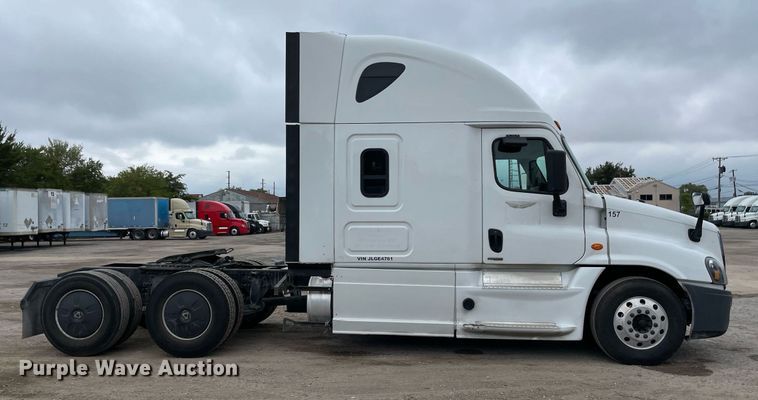 image for item NY9868 2018 Freighliner Cascadia 125  semi truck