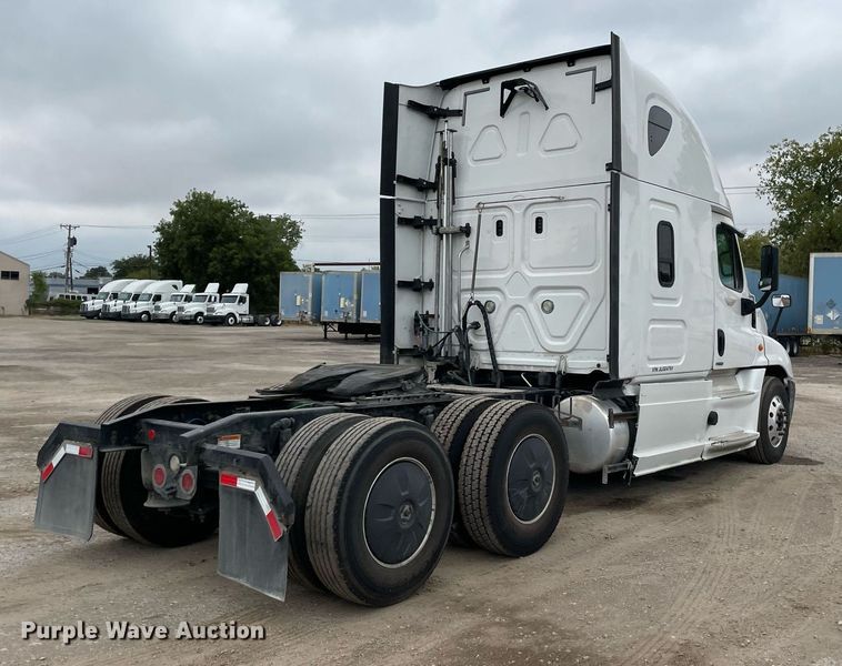 image for item NY9868 2018 Freighliner Cascadia 125  semi truck