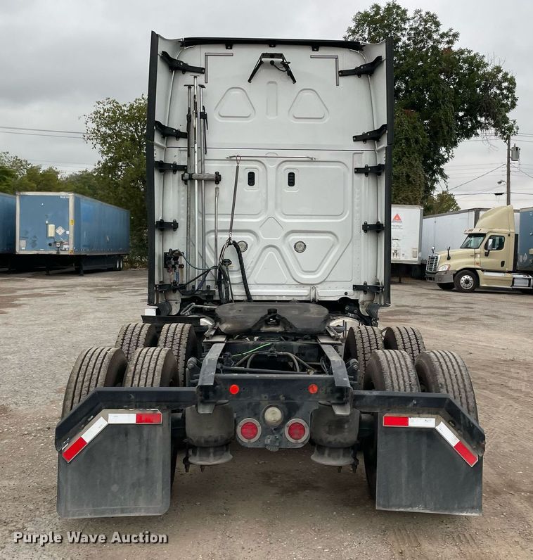 image for item NY9868 2018 Freighliner Cascadia 125  semi truck