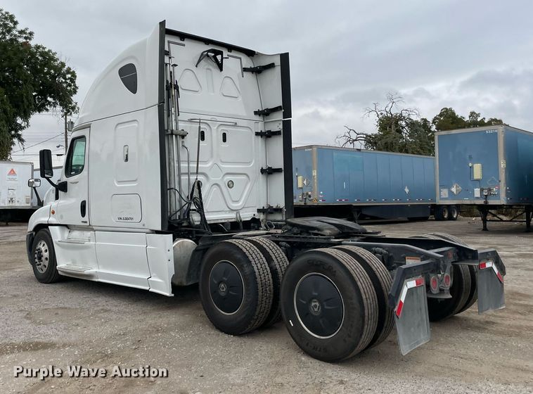 image for item NY9868 2018 Freighliner Cascadia 125  semi truck