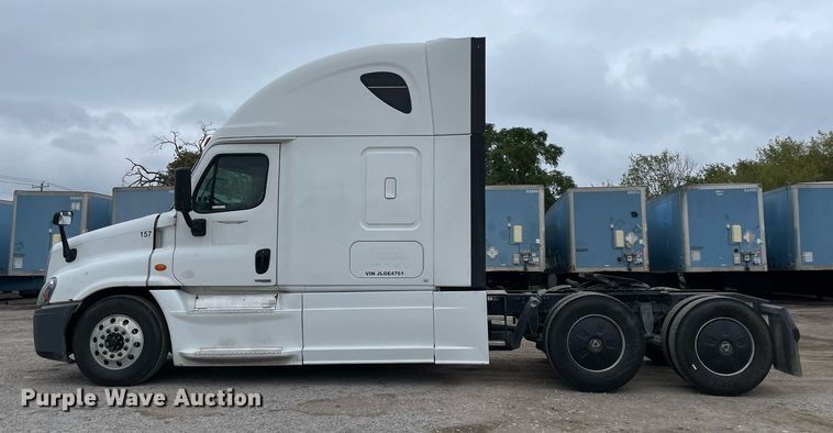 image for item NY9868 2018 Freighliner Cascadia 125  semi truck