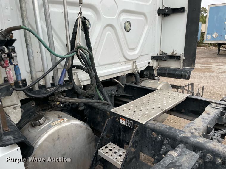 image for item NY9868 2018 Freighliner Cascadia 125  semi truck