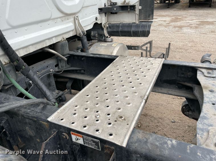 image for item NY9868 2018 Freighliner Cascadia 125  semi truck