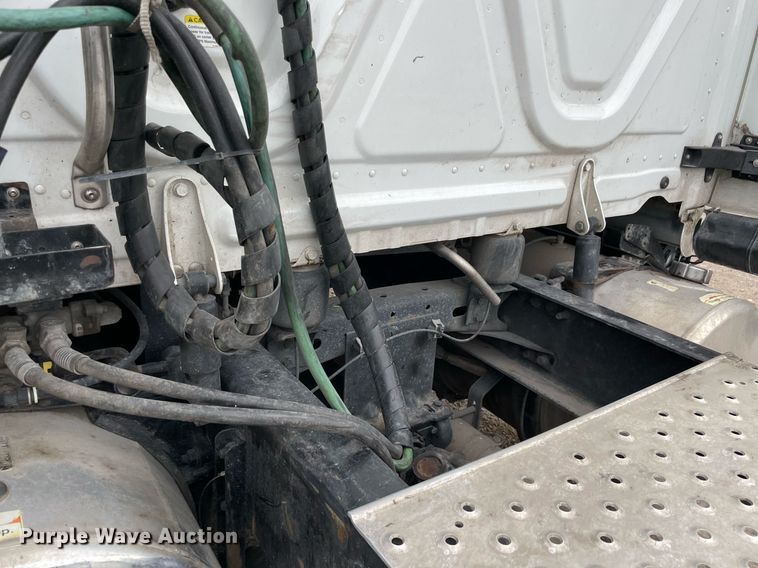 image for item NY9868 2018 Freighliner Cascadia 125  semi truck