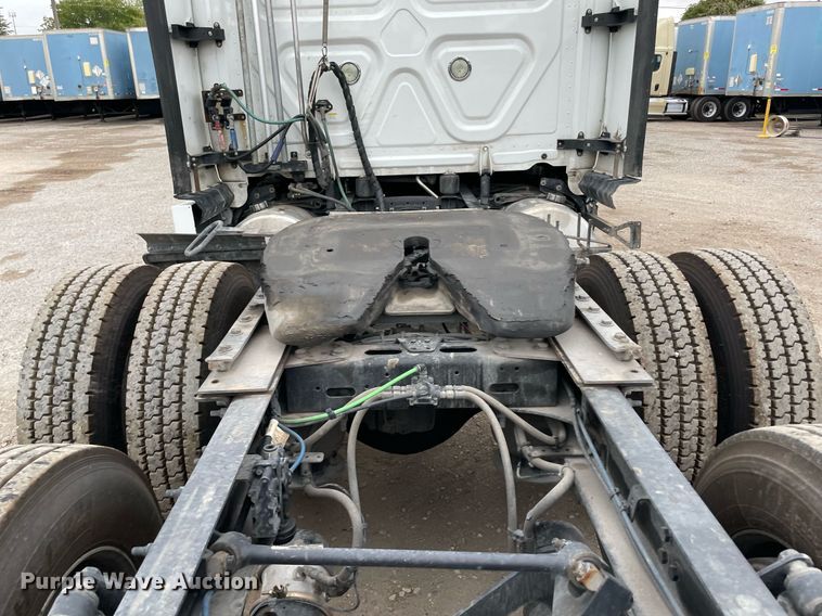 image for item NY9868 2018 Freighliner Cascadia 125  semi truck