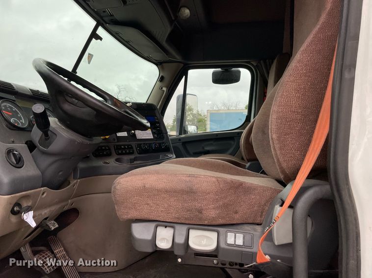 image for item NY9868 2018 Freighliner Cascadia 125  semi truck