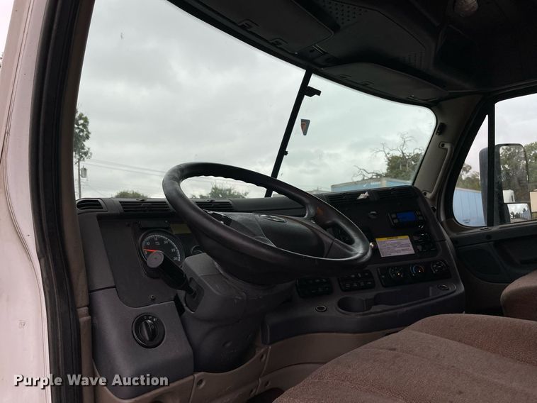 image for item NY9868 2018 Freighliner Cascadia 125  semi truck