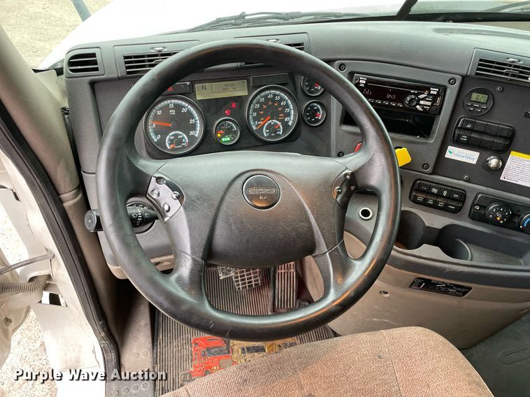 image for item NY9868 2018 Freighliner Cascadia 125  semi truck