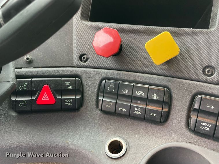 image for item NY9868 2018 Freighliner Cascadia 125  semi truck