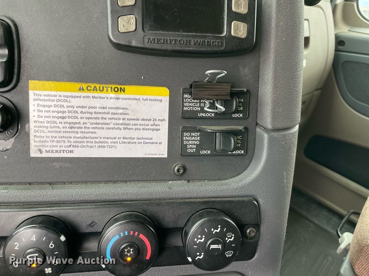 image for item NY9868 2018 Freighliner Cascadia 125  semi truck