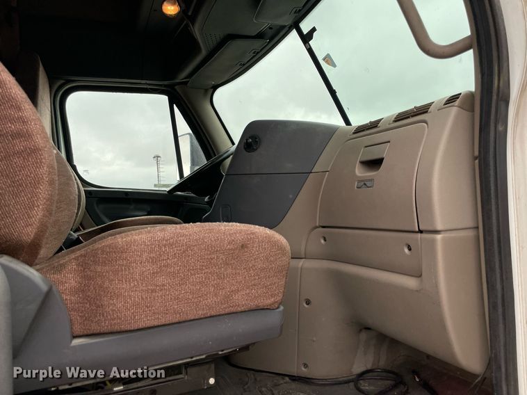 image for item NY9868 2018 Freighliner Cascadia 125  semi truck