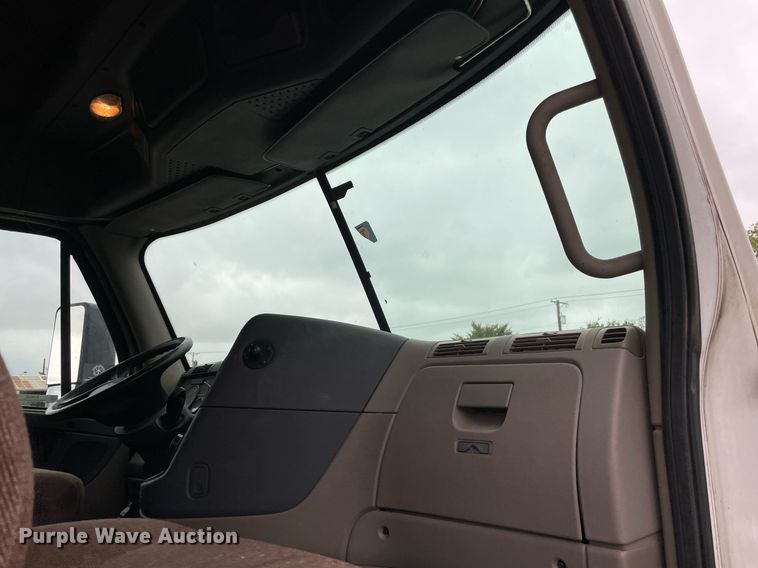 image for item NY9868 2018 Freighliner Cascadia 125  semi truck