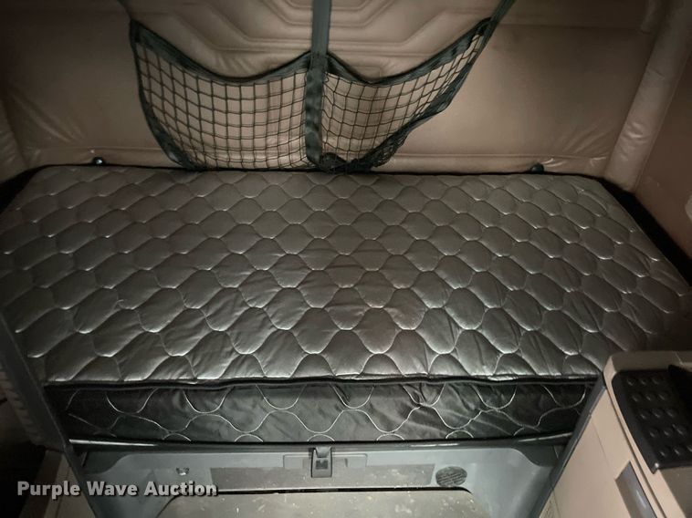 image for item NY9868 2018 Freighliner Cascadia 125  semi truck