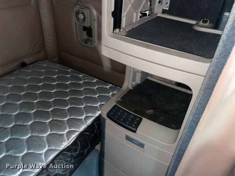 image for item NY9868 2018 Freighliner Cascadia 125  semi truck