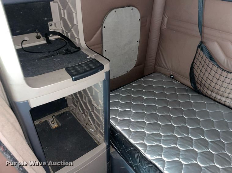 image for item NY9868 2018 Freighliner Cascadia 125  semi truck